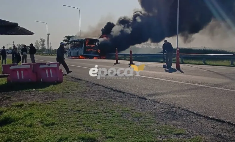 Se prendió fuego un colectivo en uno de los accesos a Corrientes