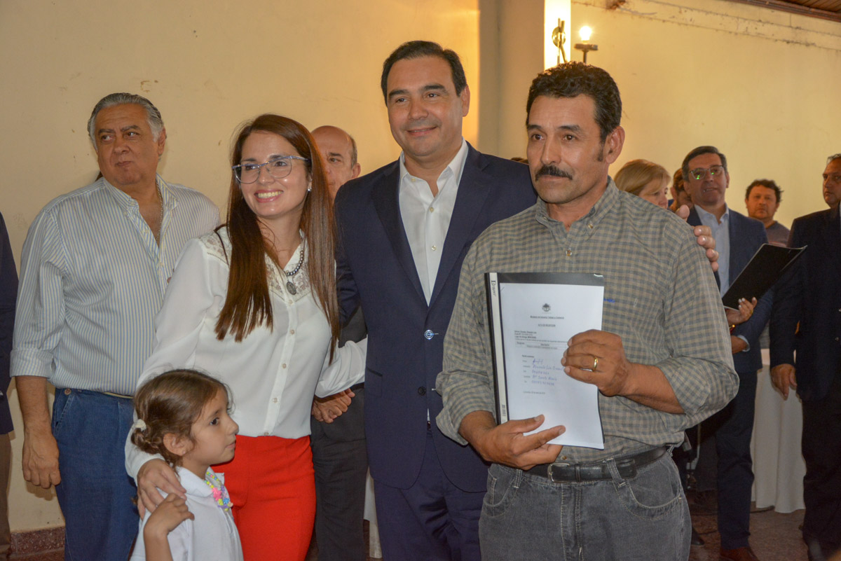 Valdés entregó subsidios a clubes y bienes de capital a emprendedores locales