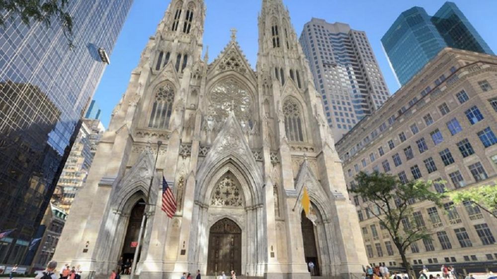 Un hombre fue a la Catedral de Nueva York con dos bidones de nafta