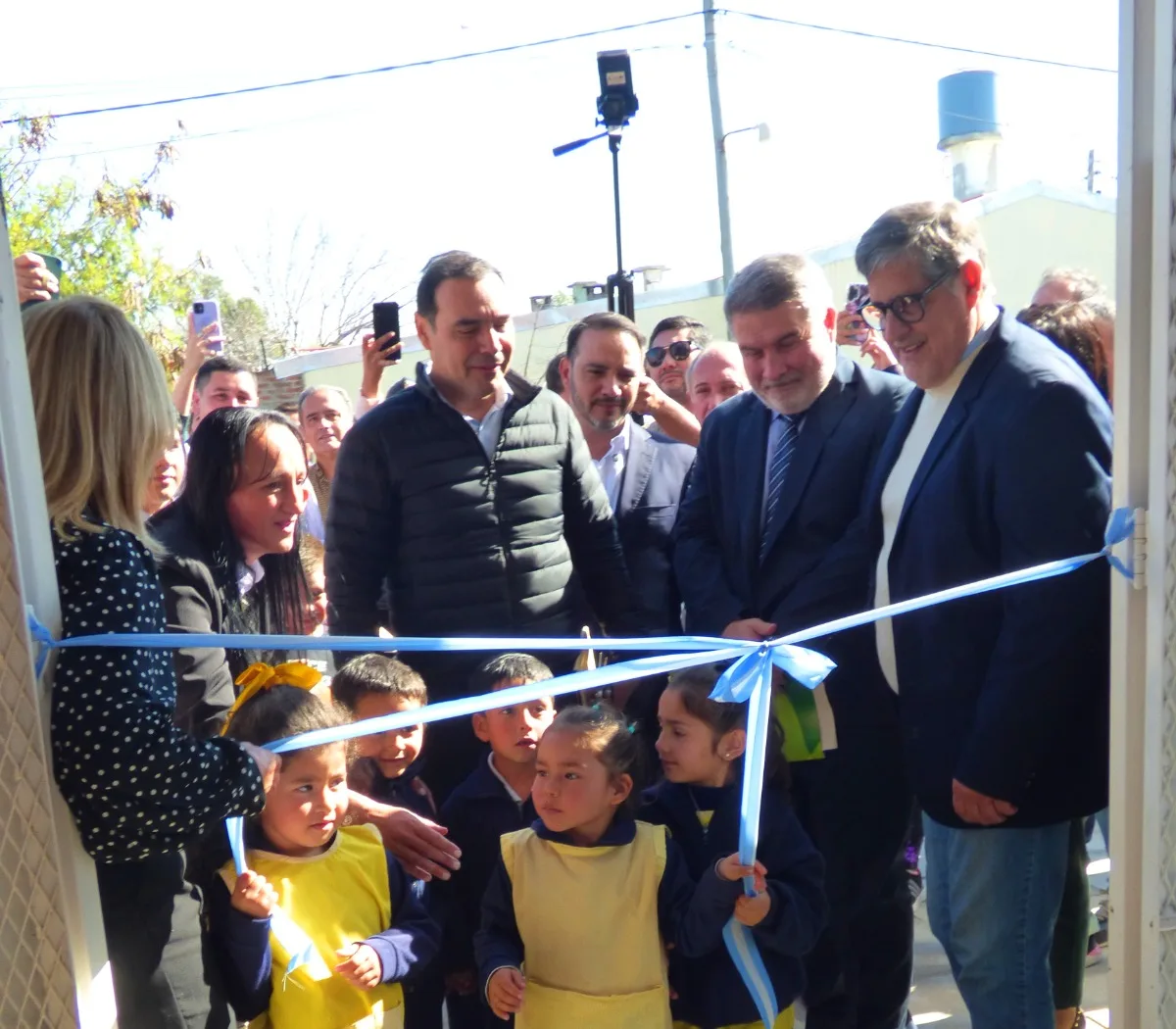 Valdés inauguró un nuevo Jardín de Infantes y habilitó la refacción integral del Hospital de Esquina