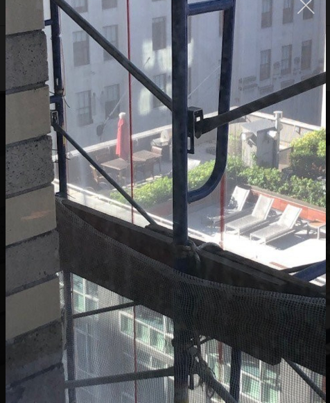 Llamó a la policía para denunciar que una "criada" se estaba por suicidar...era una sombrilla