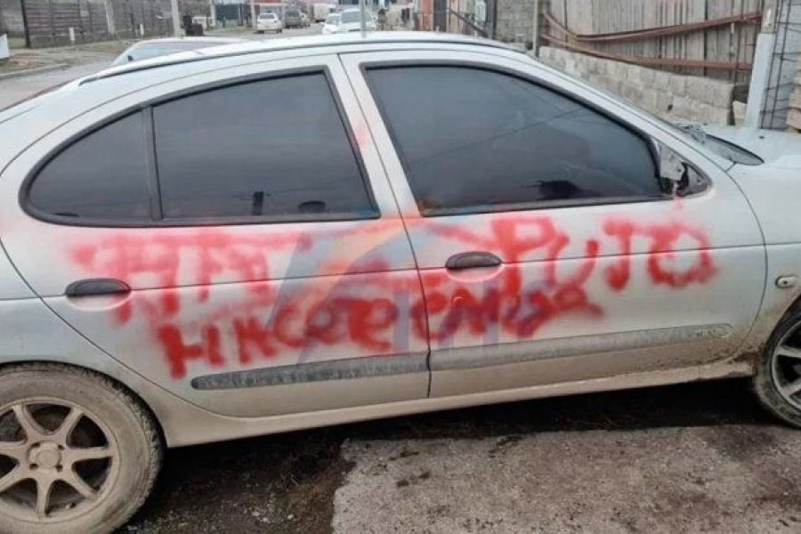"Hacete cargo de la bendi", la misteriosa pintada en un auto