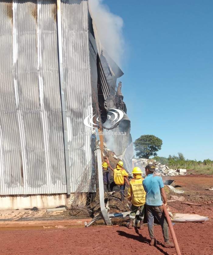 Incendio en la yerbatera Playadito: casi 24 horas para frenar el fuego