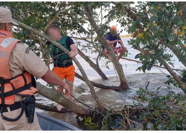 Goya: Prefectura asistió a dos hombres atrapados en el río Paraná