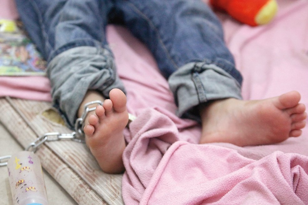 Drogaba a sus hijas de 11 y 8 años para que las violaran su pareja y su cuñado