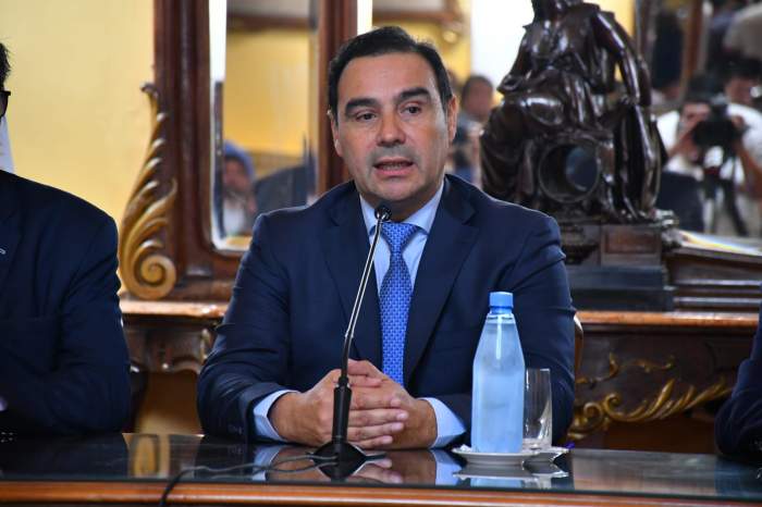 Valdés confirmó que habrá aumento y un bono para estatales