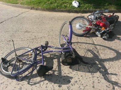 Internaron a dos niñas tras choque entre una moto y una bicicleta