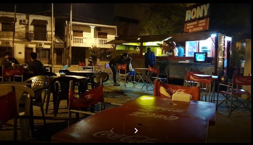 Ola de frío en Corrientes : hamburguesería desafió a comer gratis en musculosa, bermudas y ojotas