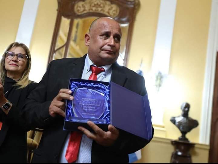 Valdés entregó reconocimiento a docente esquinense