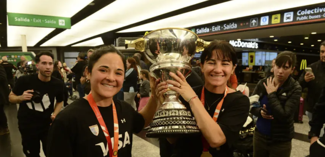 Locura por Las Leonas: una multitud recibió a las campeonas en Ezeiza