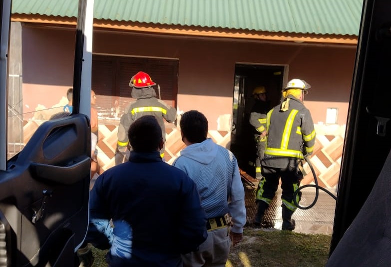 Esquina: bomberos acudieron a un principio de incendio en una vivienda