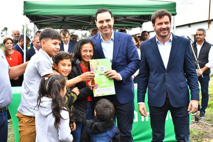 El gobernador Valdés entregó viviendas en Cecilio Echeverría