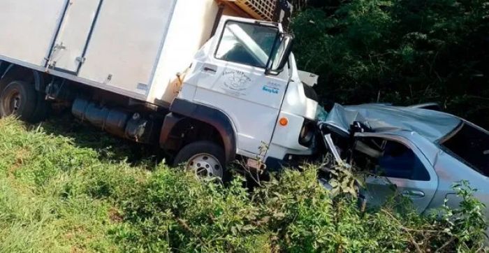 Una familia viajaba a Corrientes y murió tras chocar con camión