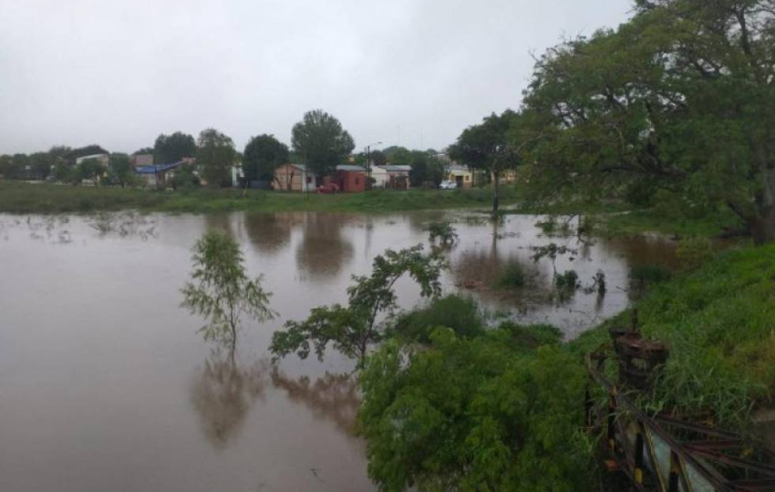 El Riachuelo sigue creciendo y no descartan sumar evacuados en San Luis del Palmar