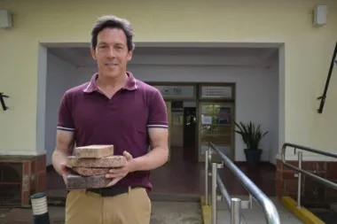 Vive en Corrientes, ideó un innovador ladrillo ecológico con maples de huevos y es furor