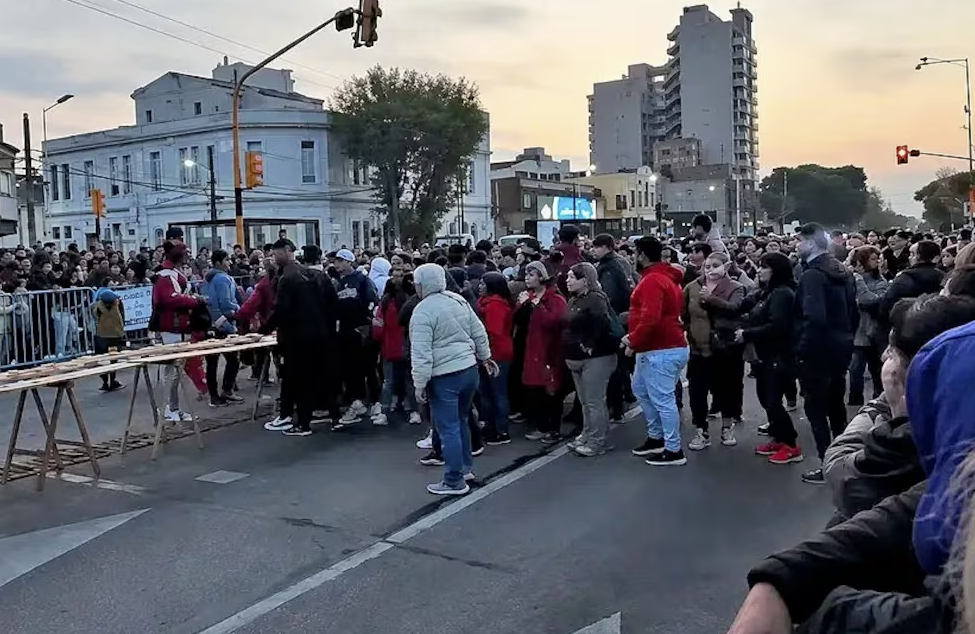 Caos en Avellaneda por un sándwich gigante de matambre a la pizza: hubo empujones y corridas