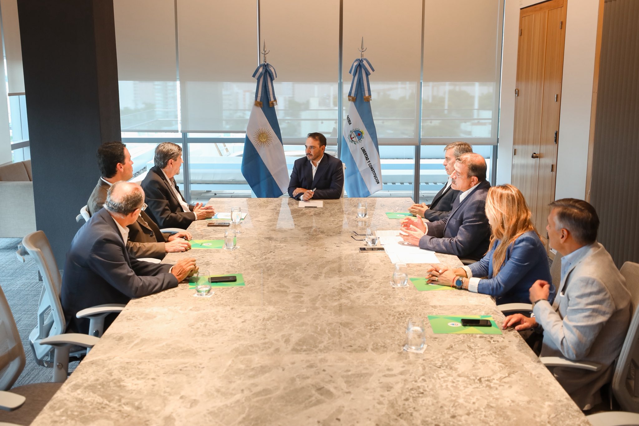 Valdés impulsa puertos y trenes con empresarios e inversores