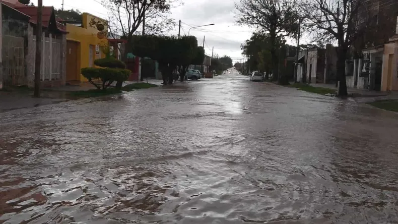 Familias evacuadas y zonas anegadas por el desborde del arroyo La Despedida