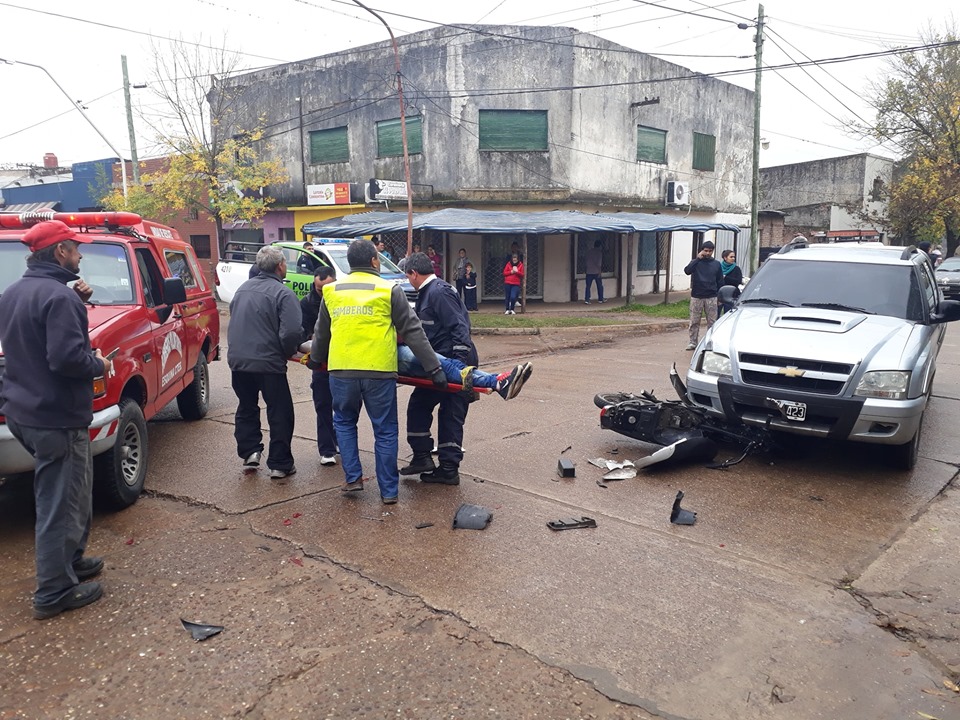 Feroz colisión entre un automóvil y una camioneta