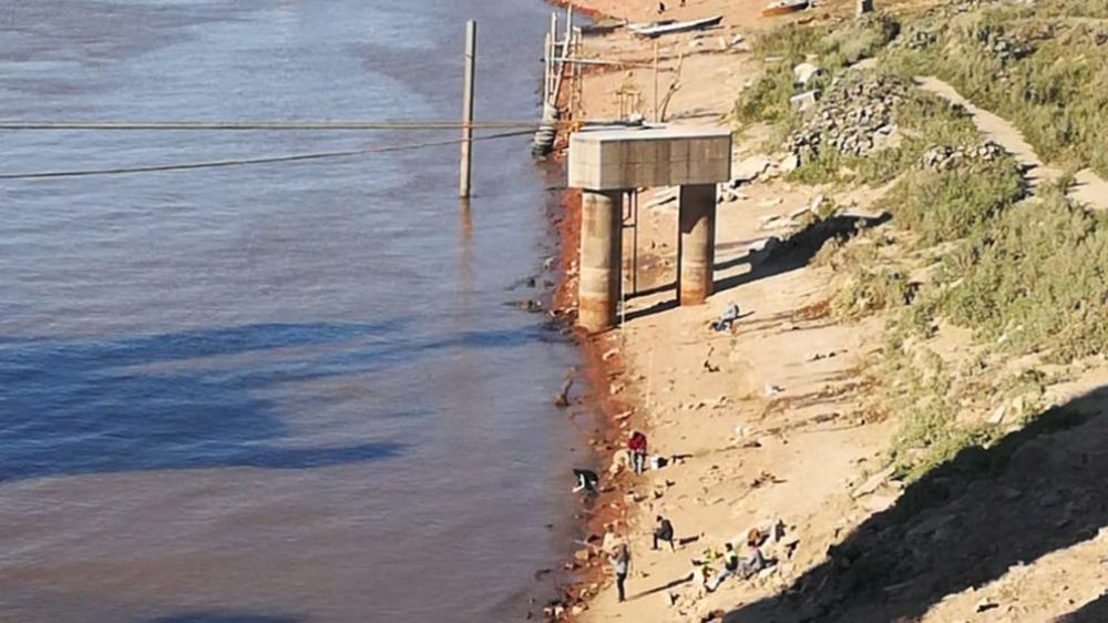 Bajante del Paraná: personas cruzan caminando de Argentina a Paraguay