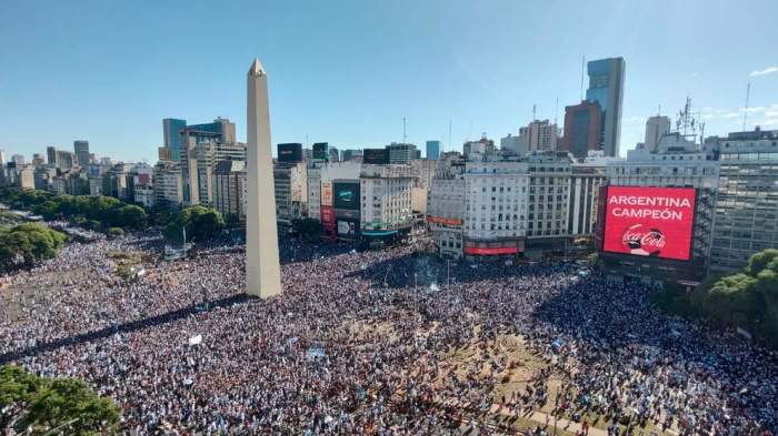 En vivo: una marea de personas esperan a los jugadores de la Selección