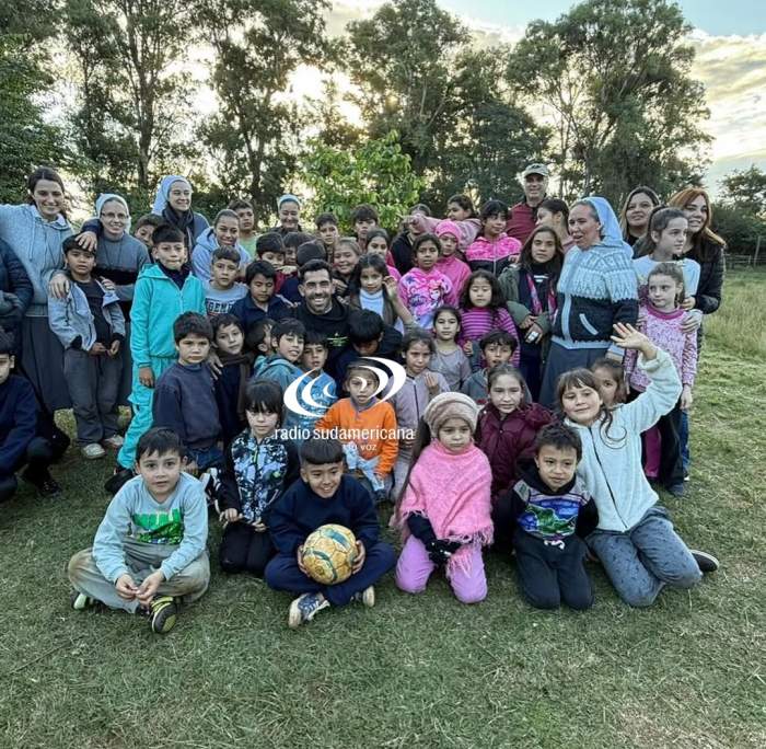 Carlos Tévez visitó Corrientes y maravilló a niños de un merendero
