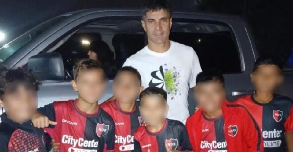 Escándalo en Newell's: sancionaron a 9 nenes por una foto con otro jugador