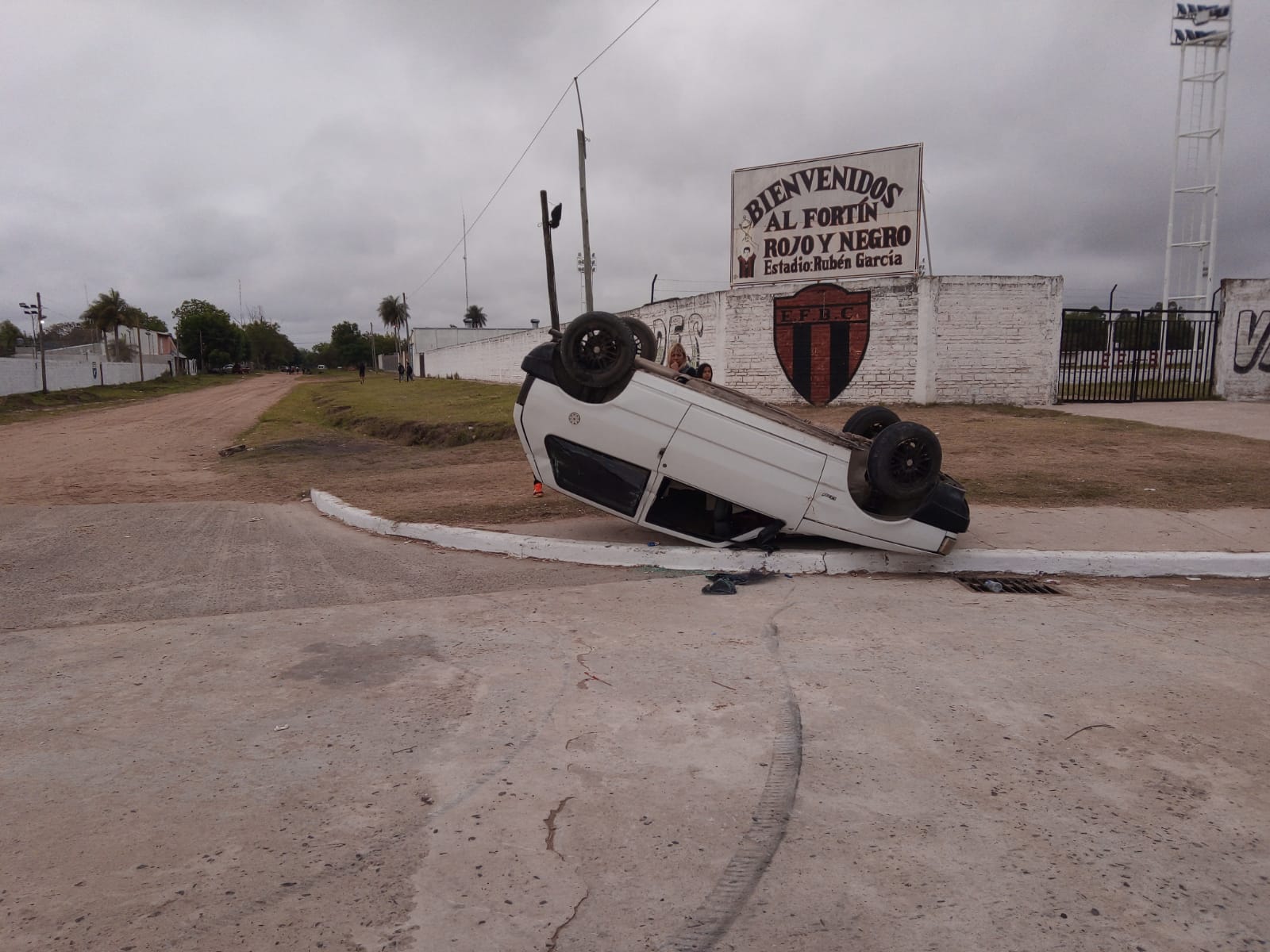 Esquina: automóvil despistó y volcó