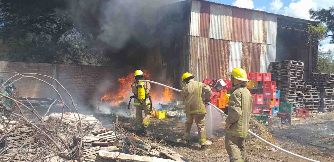 Corrientes: Rescataron a varias personas de un incendio en un depósito