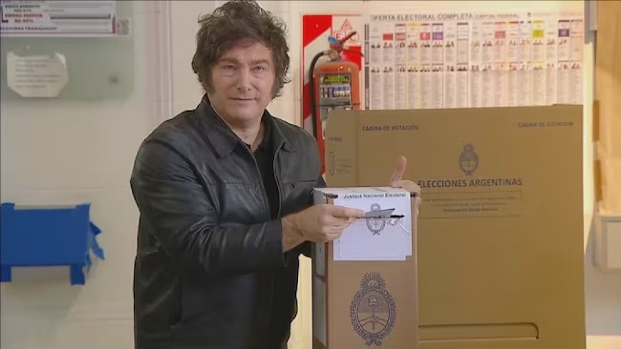 En medio de un fuerte operativo, Javier Milei votó en Almagro y se fue sin dar declaraciones