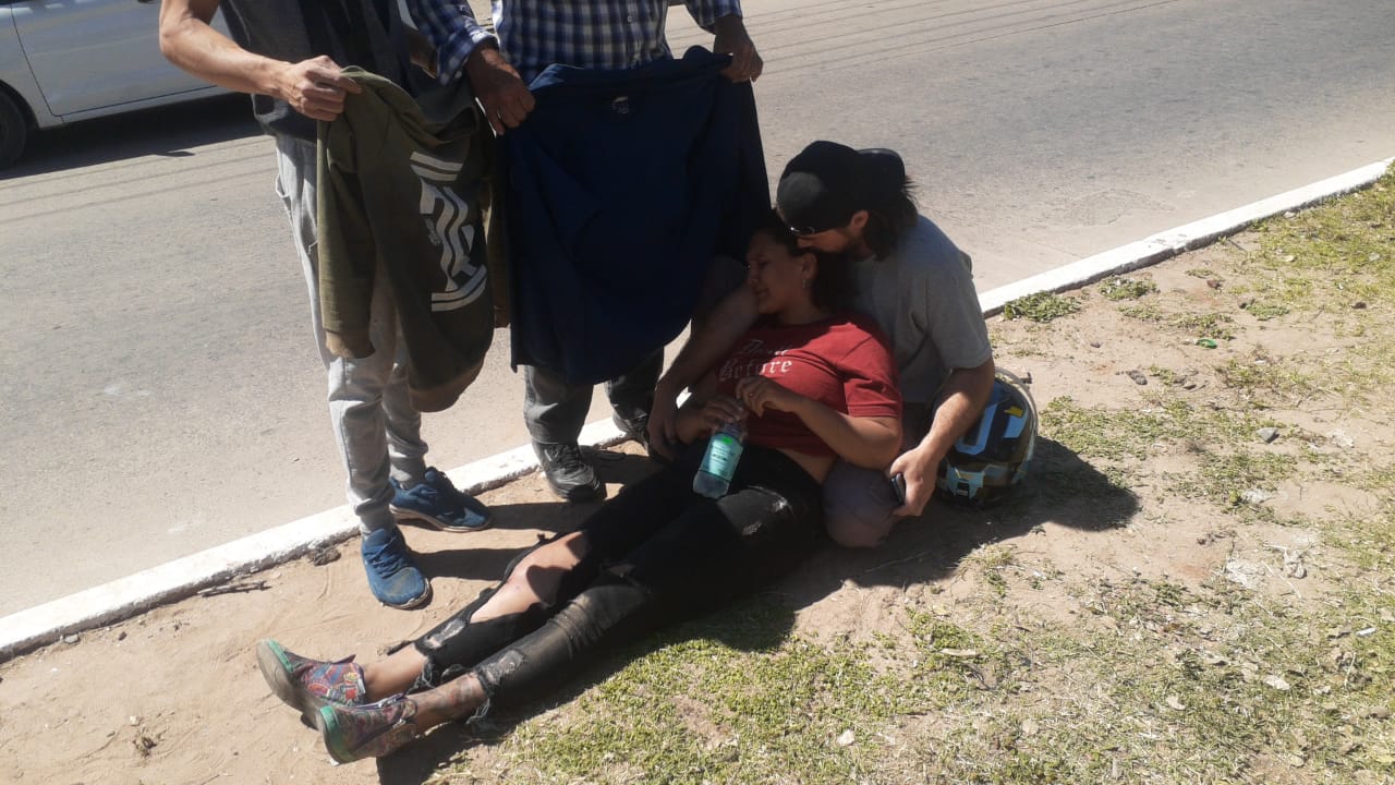 Cayó de su moto y chocó contra un árbol tras sufrir un intento de robo