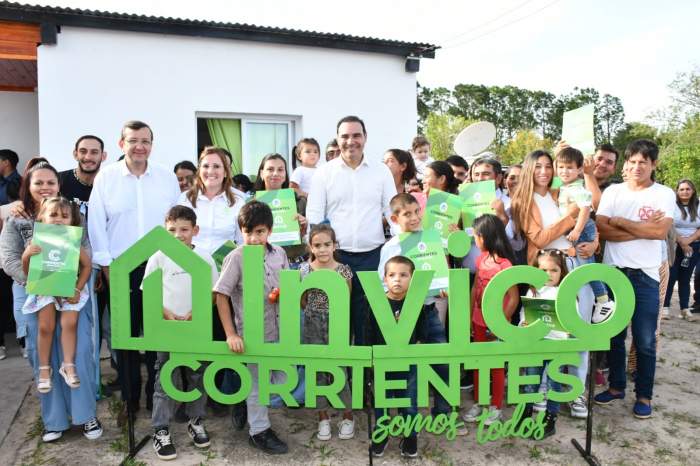 Cruz de los Milagros: Valdés entregó viviendas y firmó convenio para construir más