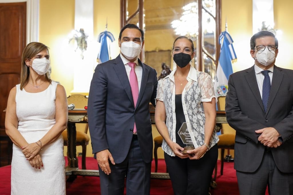 Gustavo Valdés entregó un presente a María Eugenia Mancini por el Día de la Mujer