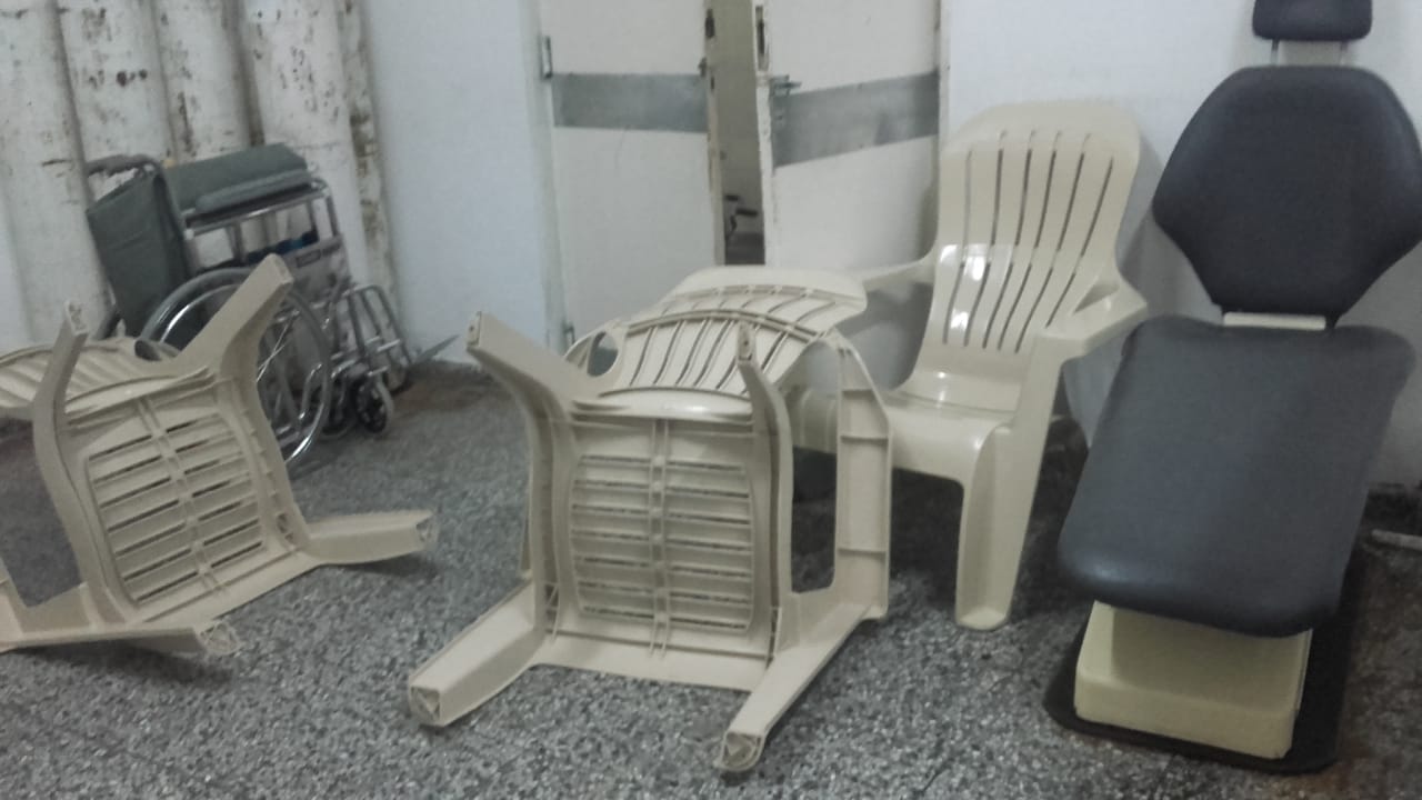 Esquina: Se trenzaron a golpes en el hospital y ocasionaron destrozos