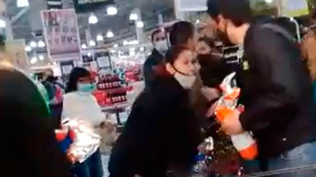 Video: dos personas se fueron a las manos por un 2x1 en huevos de Pascuas