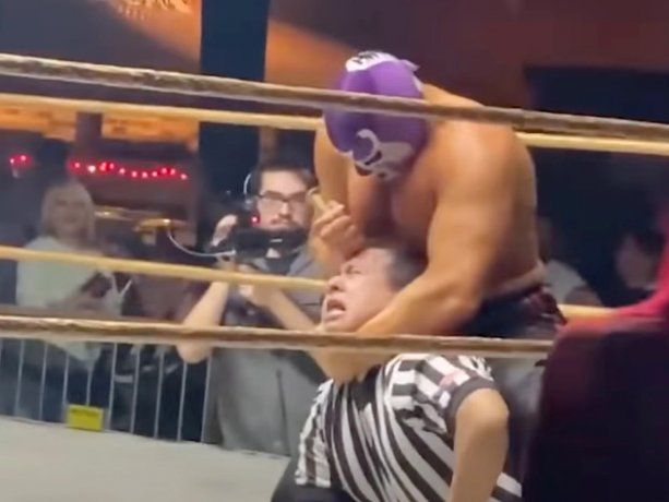 Estados Unidos: un luchador apuñaló en la cabeza al árbitro con un pico en plena pelea