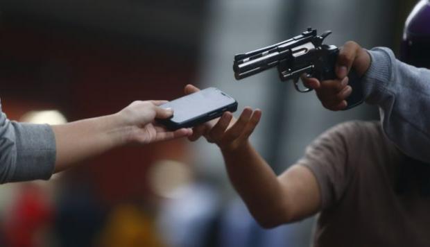 Roban celular a joven con arma de fuego