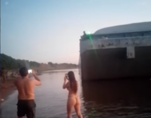 Un convoy de barcazas quedó a la deriva y se acercó a los bañistas