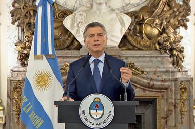 Macri anunció medidas para superar la crisis y reconoció que la pobreza aumentará