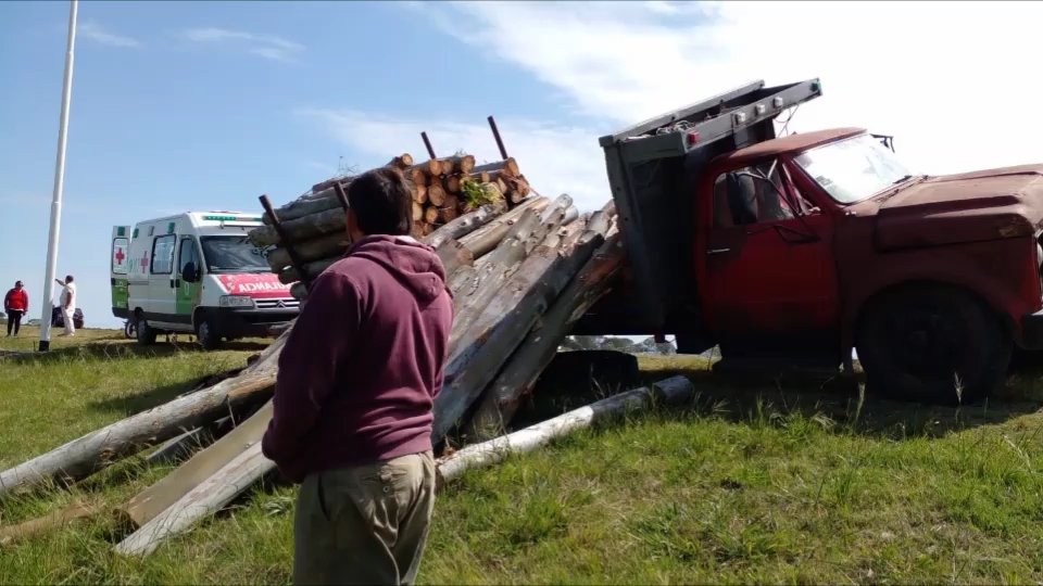 Goya: Volcó un camión cargado de troncos y dos personas quedaron atrapadas