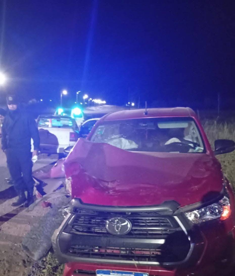 Una camioneta chocó contra un puente y terminó con graves daños