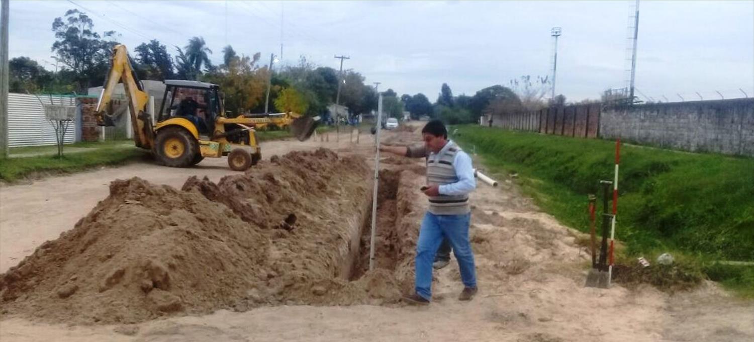 Aguas de Corrientes y la Municipalidad extienden la red de agua y cloaca a diferentes barrios