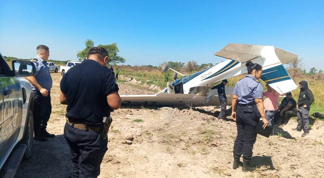 Así quedó la avioneta tras hacer un aterrizaje de emergencia en San Cosme
