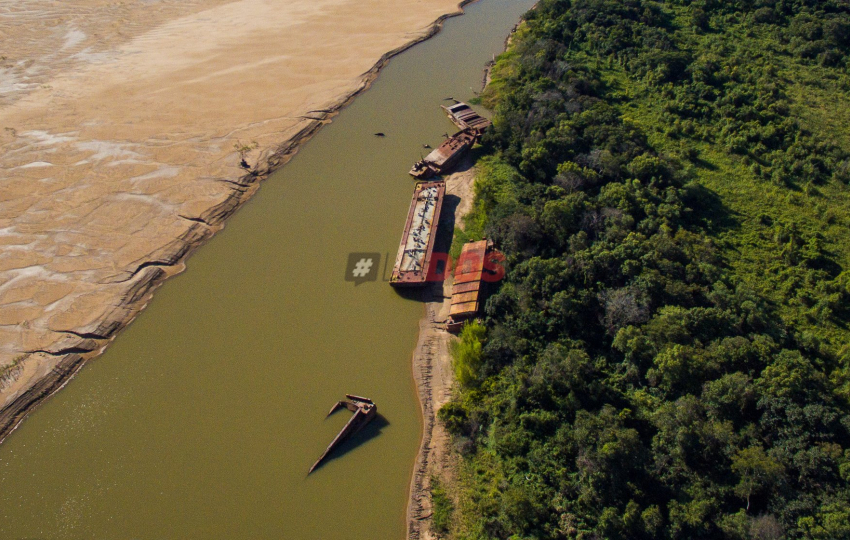 El basurero del río Paraná: registran pilas de barcazas abandonadas frente a Corrientes