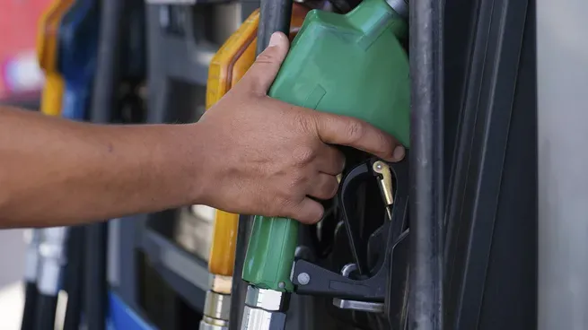 El Gobierno retomará los aumentos en el impuesto a los combustibles en 2025: