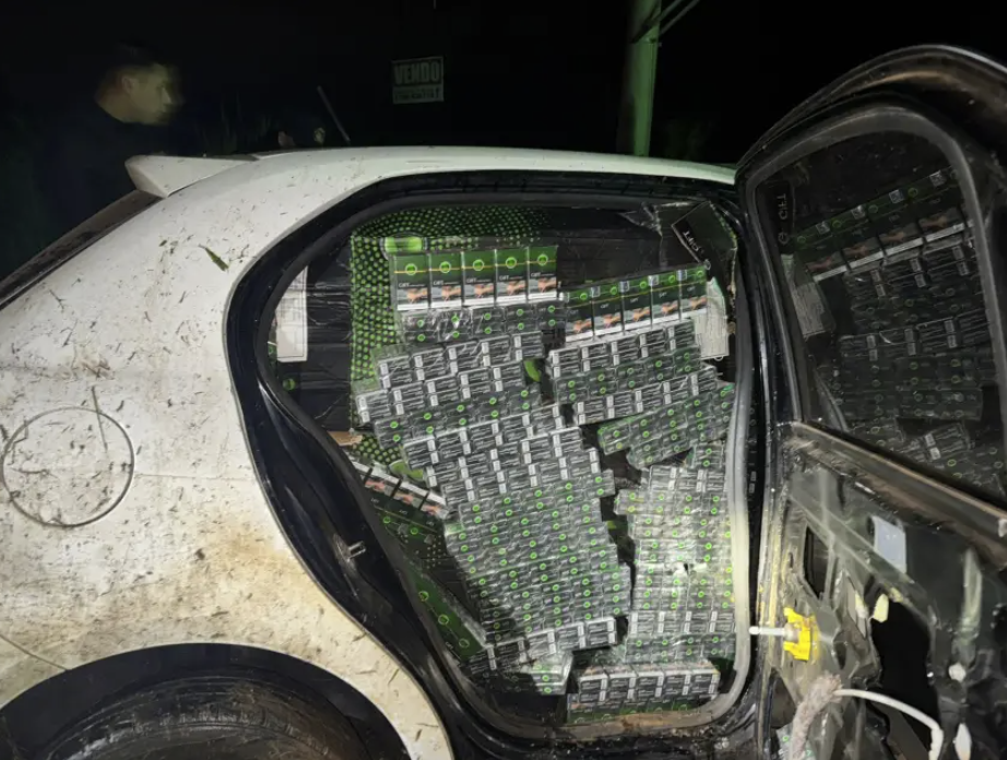 Corrientes: chocó un caballo y llevaba el auto repleto de cigarrillos ilegales