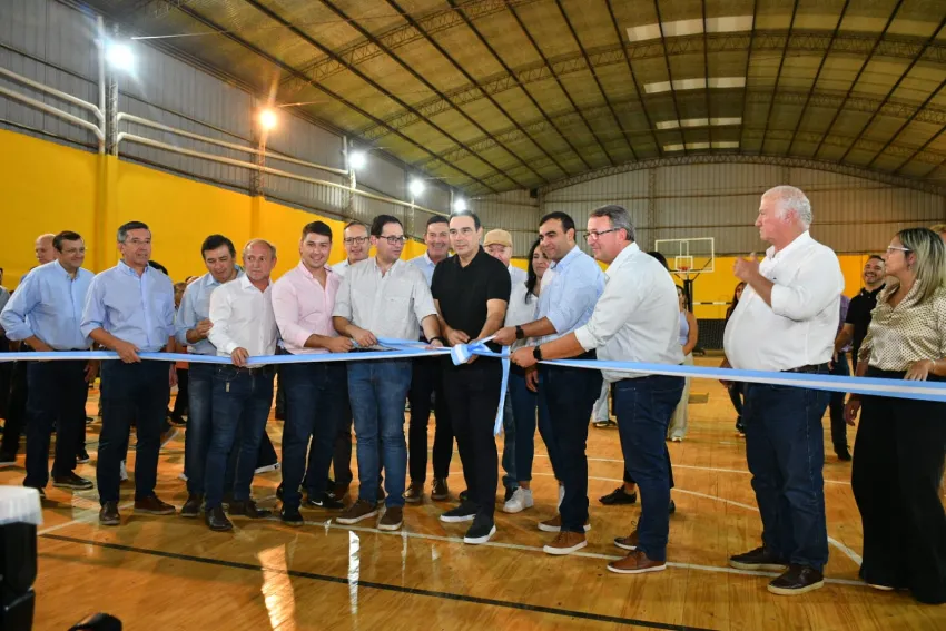 El gobernador Valdés inauguró infraestructura vial y deportiva en Santo Tomé