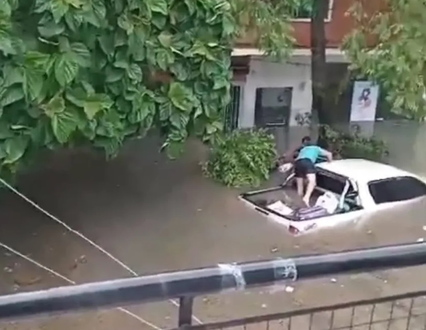 El impactante relato del rescate de una pareja de adultos mayores durante el temporal: "No podían salir de la camioneta"