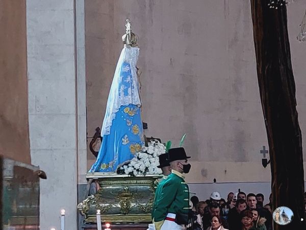 Peregrinos permanecieron bajo la lluvia para saludar a la Virgen y disfrutar del festival