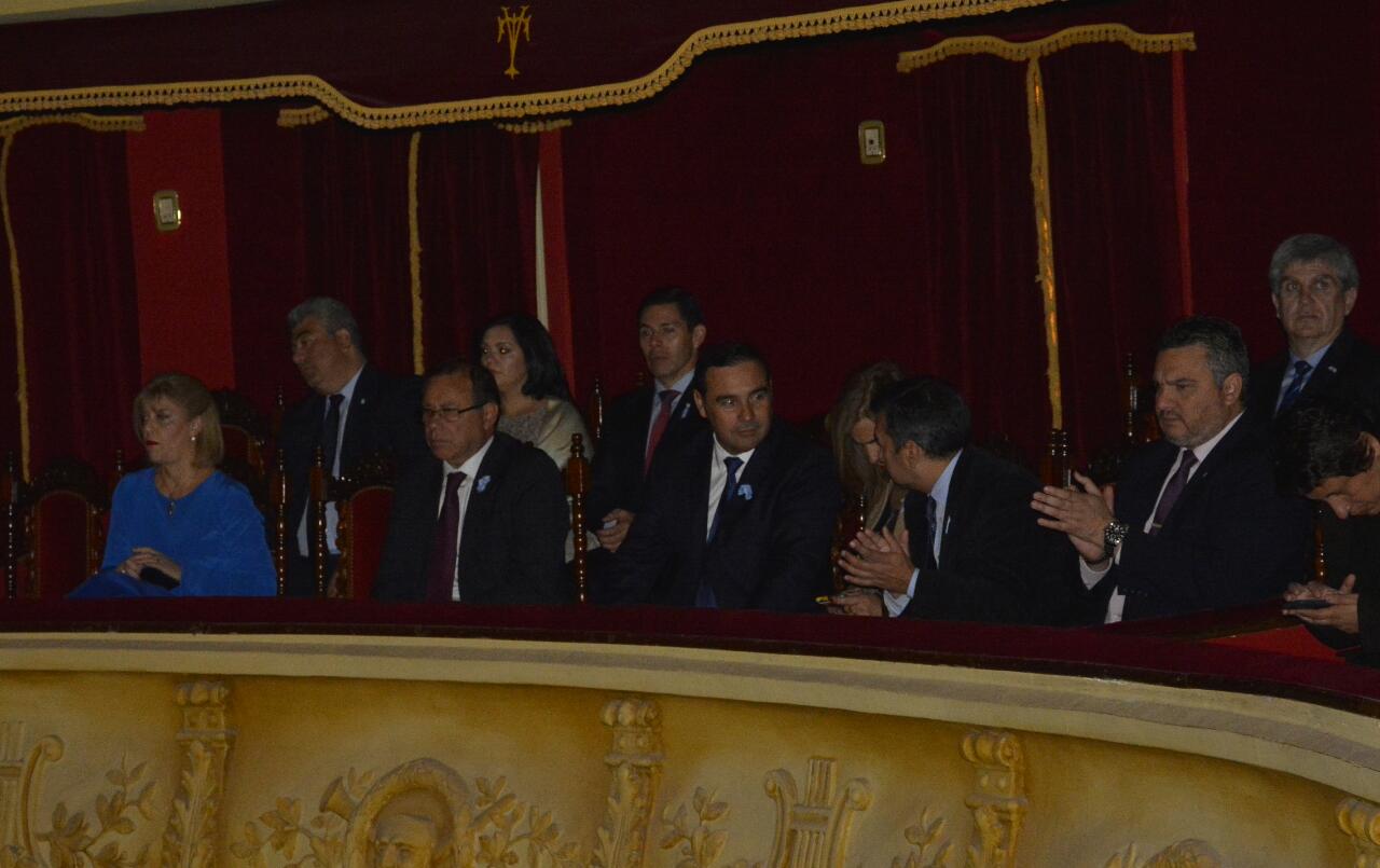 El gobernador Valdés asistió a la velada artística del  teatro Vera que rindió tributo al “Taita del Chamamé”